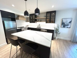 Signature Suite, Courtyard View | Private kitchen