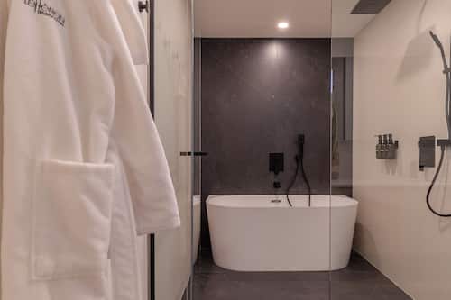 Deluxe Studio Suite, Courtyard View | Bathroom