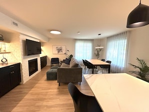Superior Suite, City View | Living area | 55-inch flat-screen TV with cable channels, fireplace - Le Héron - Studios Nature (Magog)