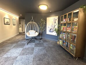 55-英寸纯平电视 （配备有线频道）、壁炉