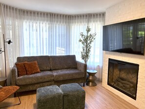 Deluxe Studio Suite, Courtyard View | Living area