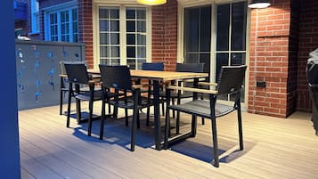 Deluxe Studio Suite, Courtyard View | Terrace/patio