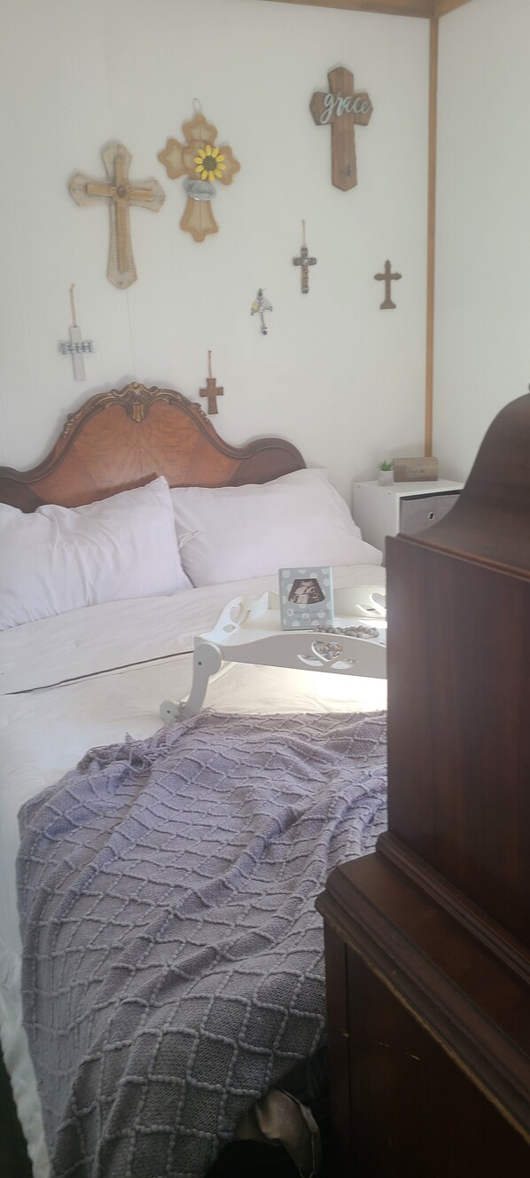 1 bedroom, bed sheets