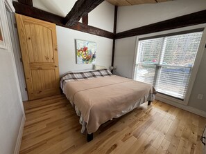 3 bedrooms, iron/ironing board, WiFi, bed sheets - Muskoka Lakefront Cottage 3BR | Lake of Bays | Pet Friendly (Baysville)