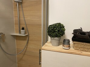 Douche, sèche-cheveux, serviettes fournies, savon