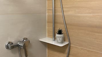 Suihku, hiustenkuivaaja, pyyhkeet, saippua