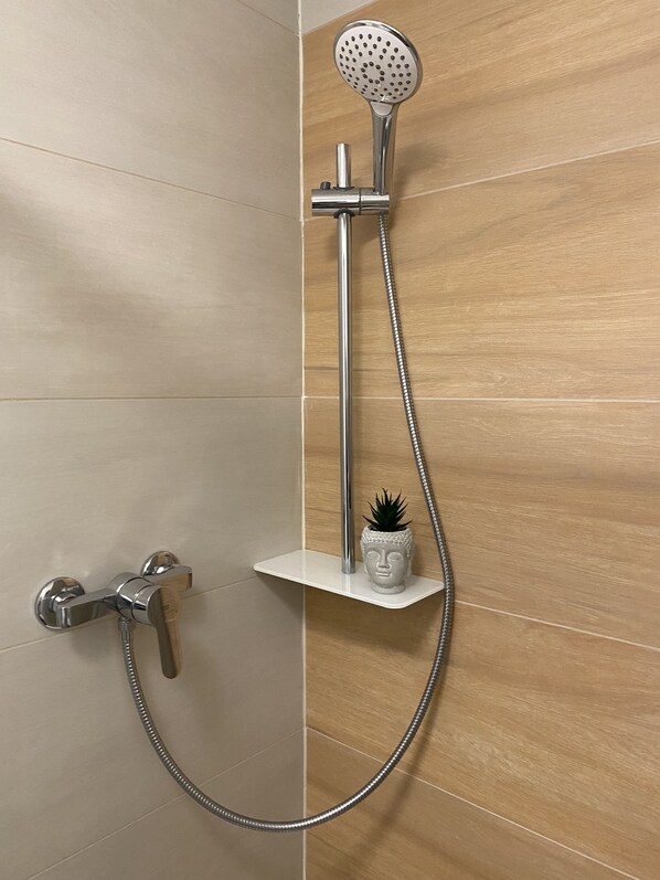 Regadera, secadora de cabello, toallas, jabón