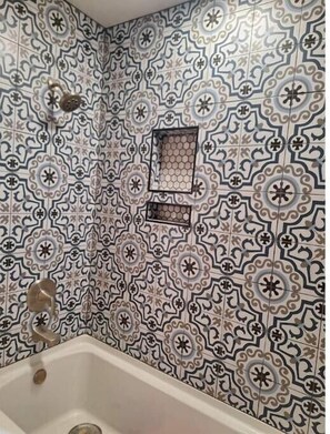 Een douche, een haardroger, handdoeken, zeep