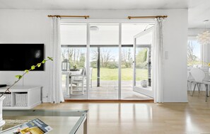 Smart TV, fireplace - 3 bedroom amazing home in Dronningmølle (Dronningmølle)