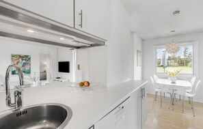 Jääkaappi, mikroaaltouuni, liesi, astianpesukone