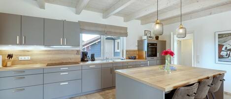 Fridge, stovetop, coffee/tea maker