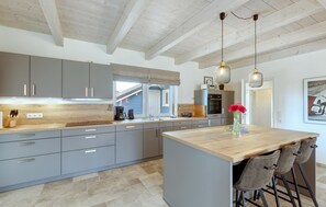 Geladeira, cooktop, cafeteira/chaleira