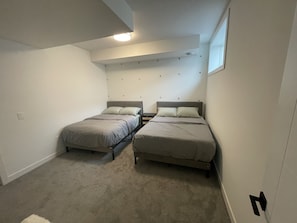 1 bedroom, desk, iron/ironing board, travel cot - Emerald Suite with 2 beds - 10 mins to Downtown Calgary (Calgary)