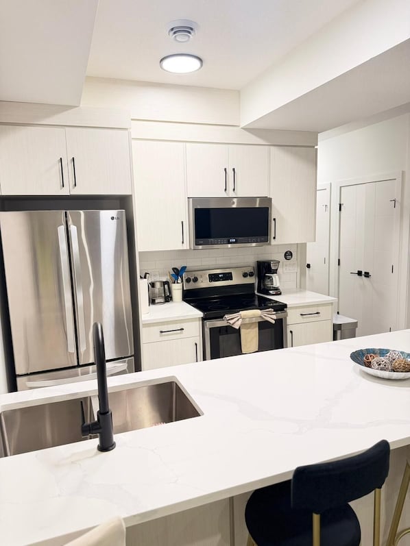 Fridge, microwave, oven, stovetop - Emerald Suite with 2 beds - 10 mins to Downtown Calgary (Calgary)