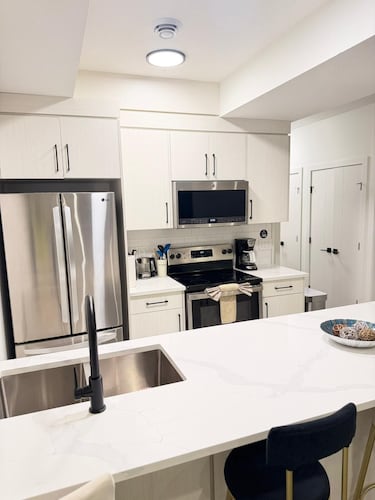 Emerald Suite with 2 beds - 10 mins to Downtown Calgary