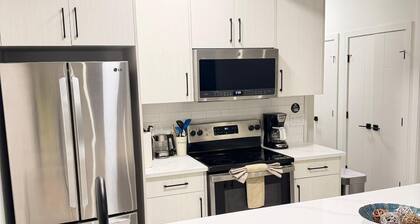 Emerald Suite with 2 beds - 10 mins to Downtown Calgary