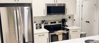 Emerald Suite with 2 beds - 10 mins to Downtown Calgary