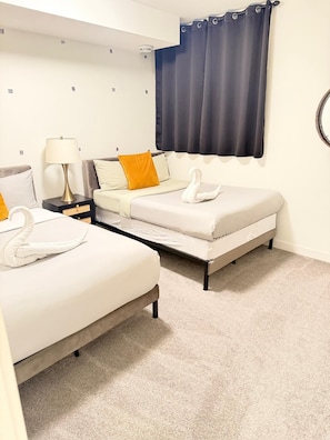 1 bedroom, desk, iron/ironing board, travel cot - Emerald Suite with 2 beds - 10 mins to Downtown Calgary (Calgary)