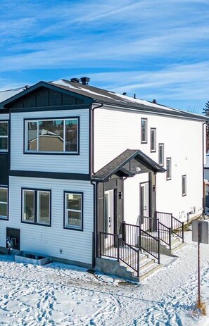 Exterior - 15 mins to Downtown Calgary and 2 mins drive to amenities. (Calgary)