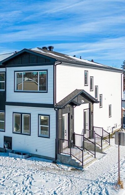 15 mins to Downtown Calgary and 2 mins drive to amenities. 