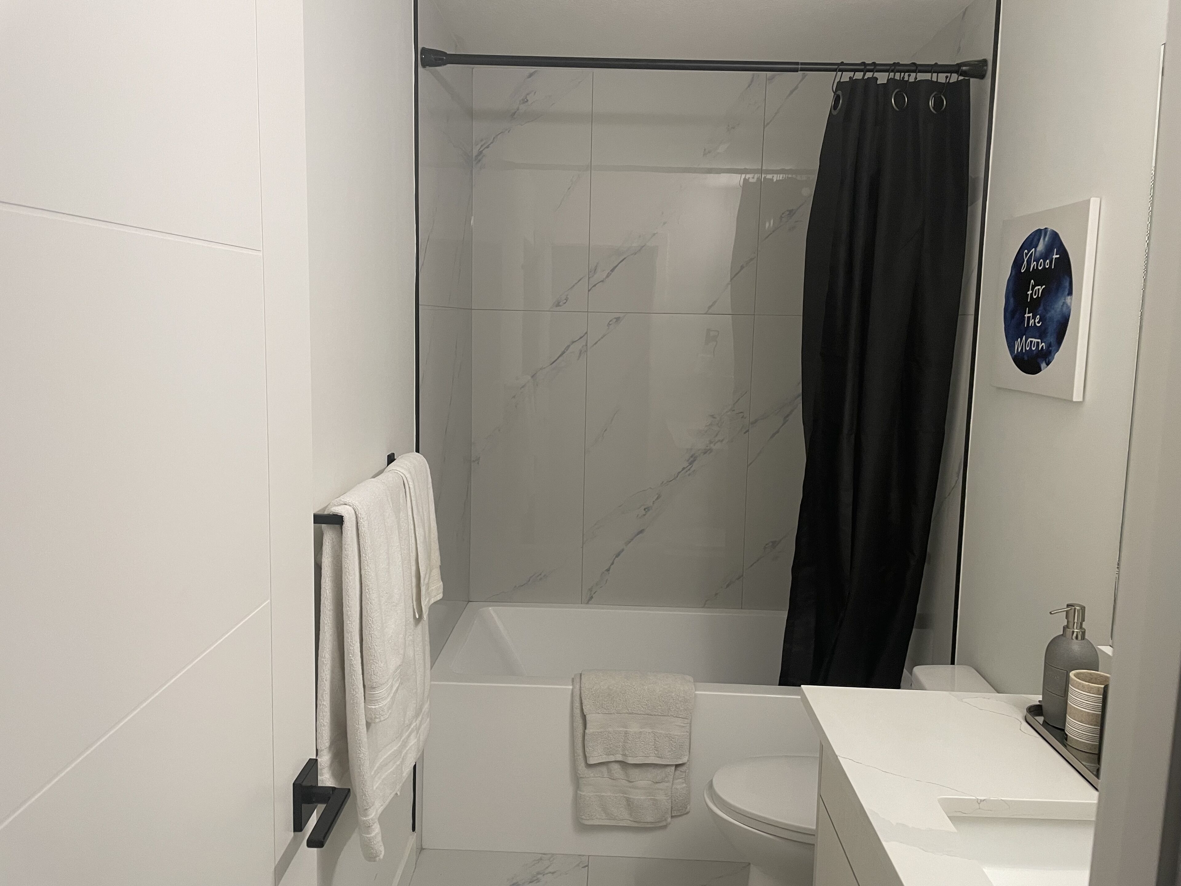 Een haardroger, handdoeken, zeep, shampoo