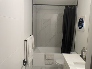 Sèche-cheveux, serviettes fournies, savon, shampoing