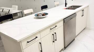 Réfrigérateur, four à micro-ondes, un four, surface de cuisson