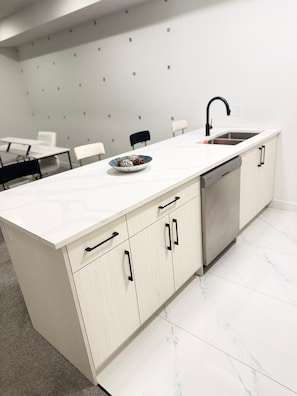 Fridge, microwave, oven, stovetop - Emerald Suite with 2 beds - 10 mins to Downtown Calgary (Calgary)