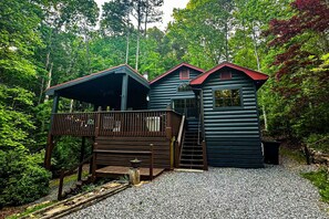 Exterior - Cozy Mountain Retreat with Private Hot Tub, Modern Comforts & Scenic Views (Blue Ridge)