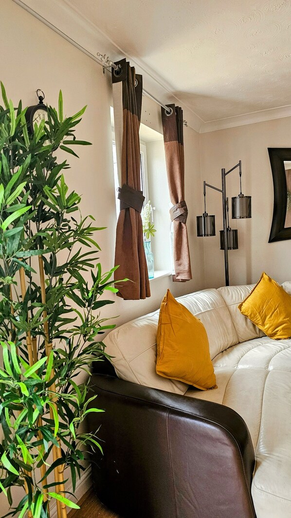 Interior - Near Legoland, Windsor, Ascot and Lexicon ! Large house with garden and parking (Bracknell)