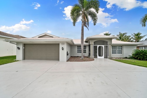Great Family Vacation, Waterfront Pool Home