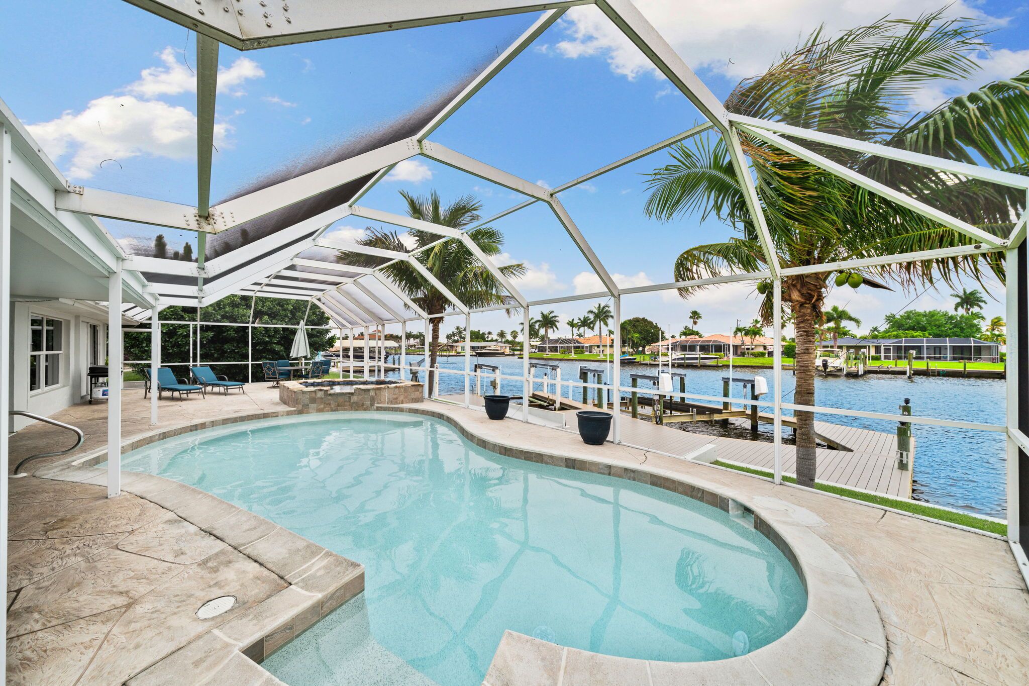 Piscina all'aperto, una piscina riscaldata