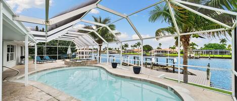 Alberca al aire libre y alberca climatizada