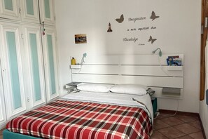 1 bedroom, bed sheets - N284 - Numana, two-room apartment with terrace overlooking the sea (Numana)