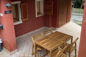 Outdoor dining - S332 – Sirolo, apartment on the ground floor with courtyard and parking space (Sirolo)