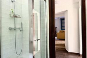 Douche, bidet, serviettes fournies