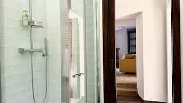 Doccia, bidet, asciugamani