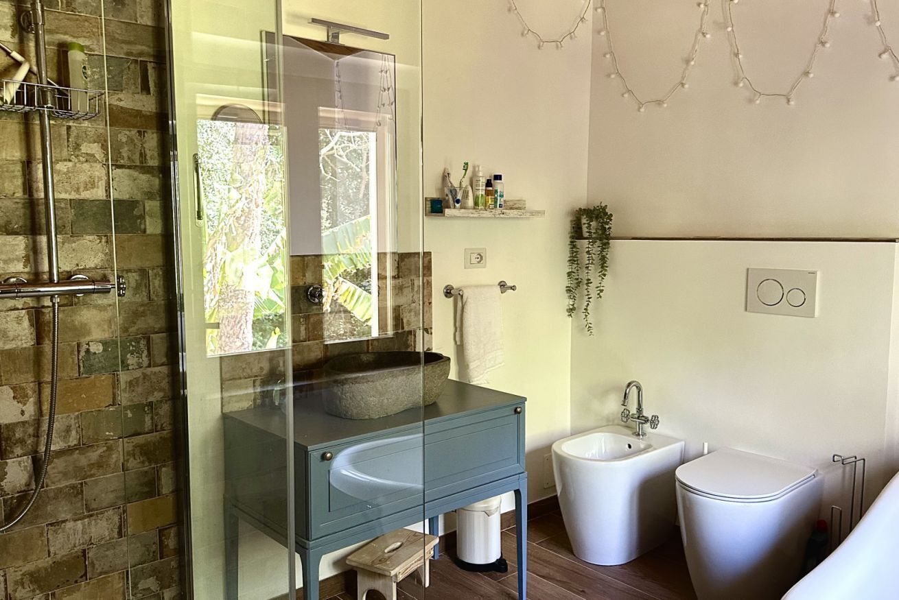 Regadera, bidet, toallas 