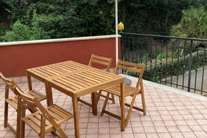 Outdoor dining - S333 – Sirolo, three-room apartment with terrace and parking space (Sirolo)
