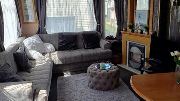 Chalet | Living area | TV, fireplace