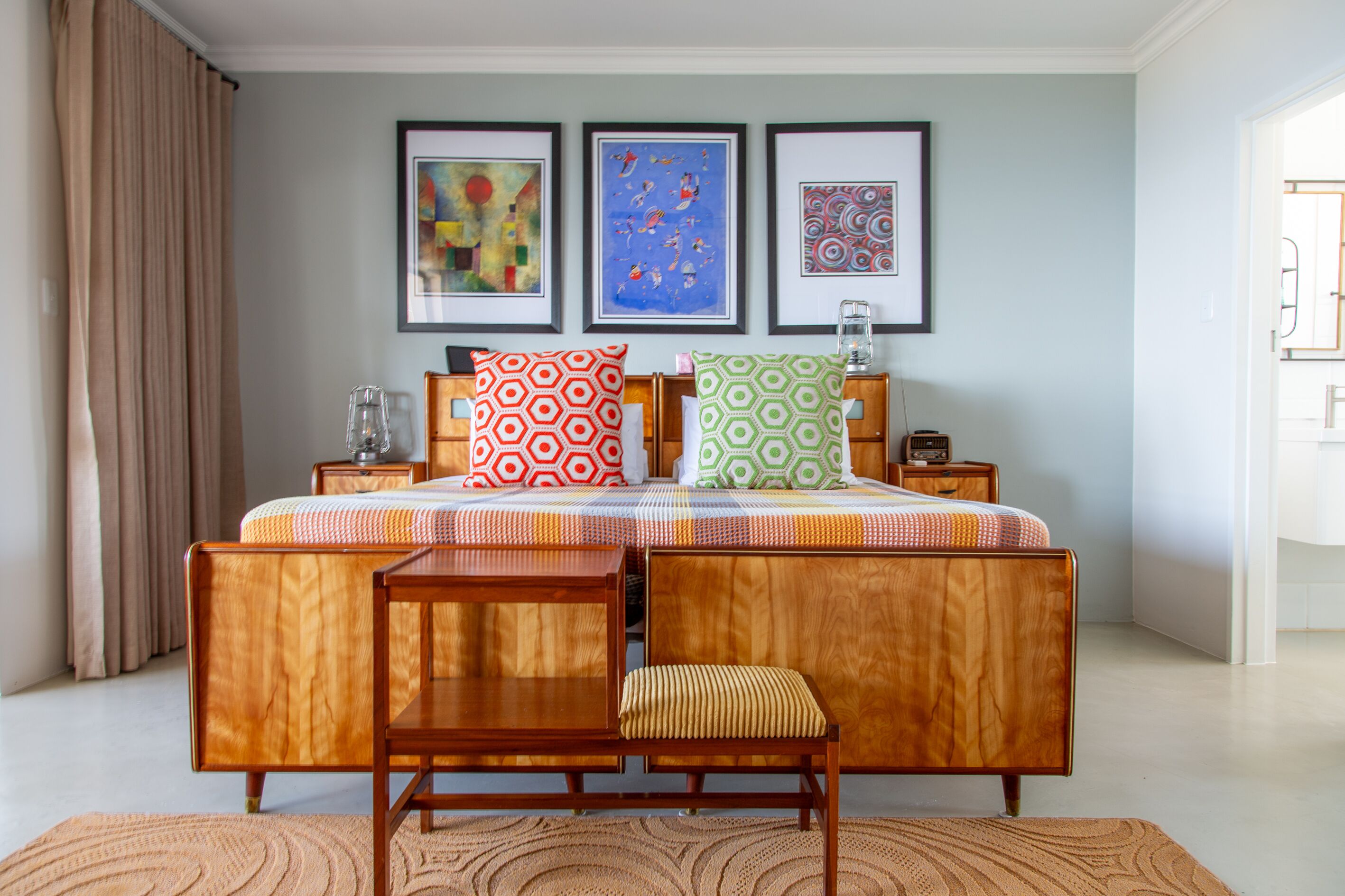 3 habitaciones, tabla de planchar con plancha, wifi y ropa de cama 