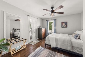 3 bedrooms, iron/ironing board, travel cot, WiFi - Cozy 3-Bedroom Near Cleveland (Euclid)