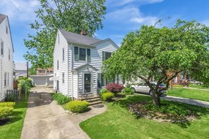 Exterior - Cozy 3-Bedroom Near Cleveland (Euclid)