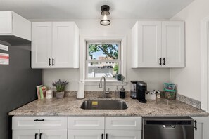 Een microgolfoven, een oven, een kookplaat, een vaatwasser