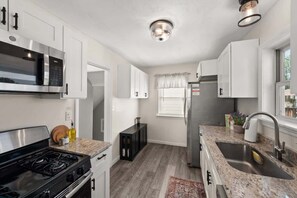 Geladeira, micro-ondas, fogão, cooktop