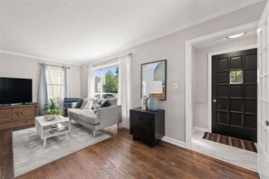 Smart TV - Cozy 3-Bedroom Near Cleveland (Euclid)