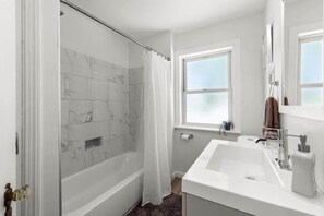 Shower, hair dryer, towels - Cozy 3-Bedroom Near Cleveland (Euclid)