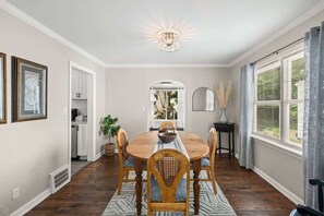 Dining - Cozy 3-Bedroom Near Cleveland (Euclid)