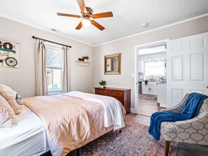 3 bedrooms, desk, iron/ironing board, travel cot - Lake Erie retreat - pet-friendly home near parks (Willoughby)