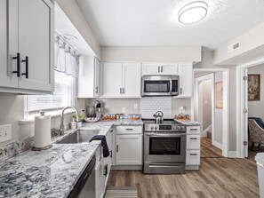 Een koelkast, een microgolfoven, een oven, een kookplaat